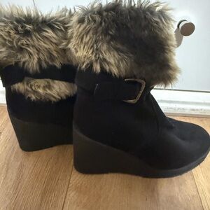 Chic Black Wedge Boots with Faux Fur Trim
